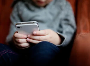 Menores de 16 anos terão contas vinculadas às dos pais: entenda o ECA Digital, prazos, métodos de verificação e punições de até R$ 50 milhões